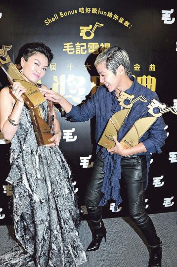 何韻詩（右）誓言明年要爭回方健儀手中的香港區最受歡迎女歌星獎。（攝影﹕鍾偉茵）何韻詩自言很久未有參加頒獎禮如此開心。（攝影﹕鍾偉茵）俞琤今年缺席商台叱咤，令觀眾若有所失，終於前晚再聽到她演繹《天各一方》的新版本。（攝影﹕鍾偉茵）俞琤與林日曦握手，也意味着薪火相傳下去。（攝影﹕鍾偉茵）林日曦（左起）感謝小鳳姐、張崇德、劉美娟及張崇基出席分獎禮。（攝影﹕鍾偉茵）
