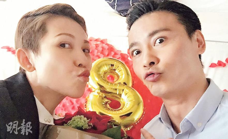 蔡少芬與張晉齊嘟嘴，慶祝結婚8周年。（微博圖片）蔡少芬與張晉手拖手撐着雨傘漫步，表達8年來風雨同路。（微博圖片）張晉、蔡少芬抱着愛女一家四口用一把傘，又甜又溫馨。（微博圖片）一對寶貝女湯圓與包子也撐傘搞笑合照。（微博圖片）