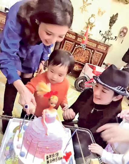 黃奕與女兒黃芊玲一起切生日蛋糕。（微博圖片）黃奕女兒轉眼間已3歲了。（微博圖片）