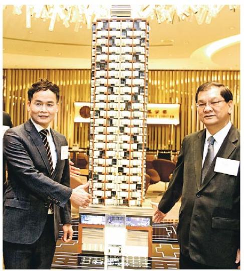 恒地營業(一)部總經理林達民(左) 表示,海柏匯將於本周內開價、下周發售,首批料不少於50伙,折實售價有機會以「二字頭」起。(林俊源攝) 恒地營業(一)部總經理林達民(左) 表示,海柏匯將於本周內開價、下周發售,首批料不少於50伙,折實售價有機會以「二字頭」起。(林俊源攝)