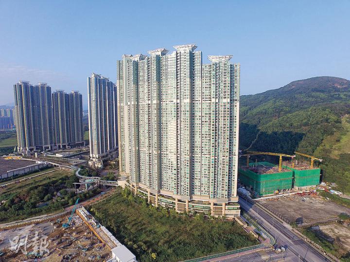 政府今年內研究將軍澳137區是否可以規劃作商住項目,若落實發展,規模將約等於「日出康城」項目。日出康城若完成全部發展,將可提供約2.5萬個單位。圖為日出康城第2期領都。(林俊源攝) 政府今年內研究將軍澳137區是否可以規劃作商住項目,若落實發展,規模將約等於「日出康城」項目。日出康城若完成全部發展,將可提供約2.5萬個單位。圖為日出康城第2期領都。(林俊源攝)