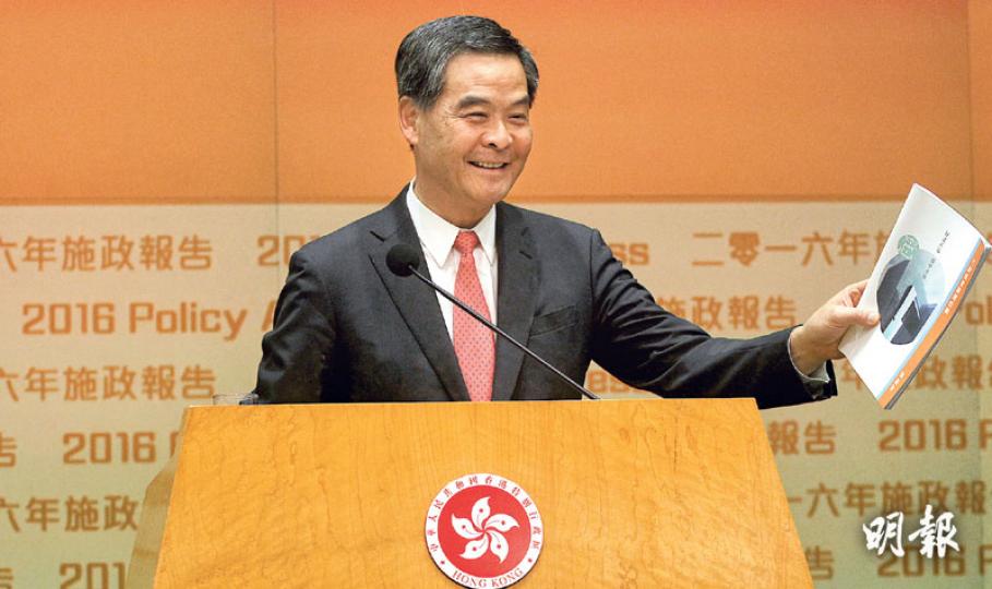 梁振英在《施政報告》花大篇幅談及「一帶一路」,但多項競選承諾如強積金對冲問題、標準工時等未有提及,在記者會上被多番質疑,梁一度拿起4年前的競選政綱,又重申勞資問題有爭議,呼籲各界互諒互讓。(李紹昌攝) 梁振英在《施政報告》花大篇幅談及「一帶一路」,但多項競選承諾如強積金對冲問題、標準工時等未有提及,在記者會上被多番質疑,梁一度拿起4年前的競選政綱,又重申勞資問題有爭議,呼籲各界互諒互讓。(李紹昌攝)