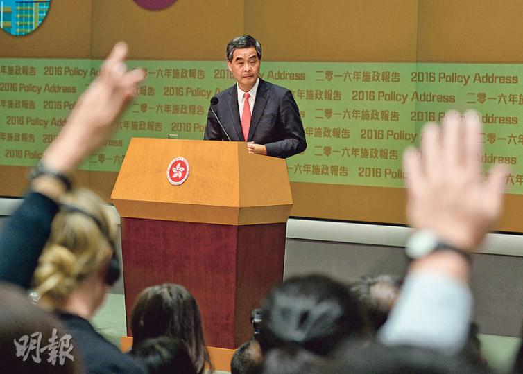特首梁振英在《2016施政報告》大篇幅提及「一帶一路」等議題,他在記者會上亦花了不少時間指出一帶一路對香港的好處,形容若不提出一帶一路,中央、全港市民都會怪罪他。(鄧宗弘攝) 特首梁振英在《2016施政報告》大篇幅提及「一帶一路」等議題,他在記者會上亦花了不少時間指出一帶一路對香港的好處,形容若不提出一帶一路,中央、全港市民都會怪罪他。(鄧宗弘攝)