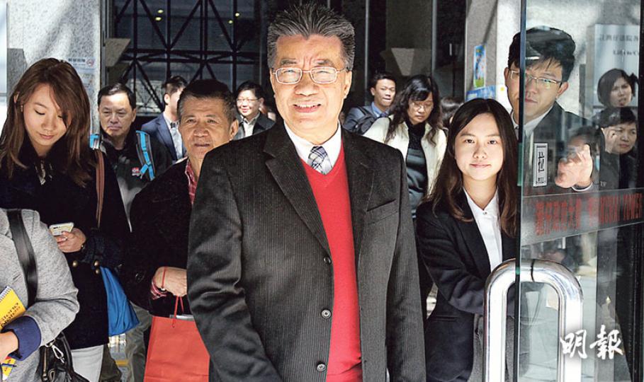 劉夢熊(前)昨接受控方盤問時手握拳頭激動說,當年韓世忠質問秦檜「莫須有三字何以服天下」,到今天他「身同感受」。(李紹昌攝) 劉夢熊(前)昨接受控方盤問時手握拳頭激動說,當年韓世忠質問秦檜「莫須有三字何以服天下」,到今天他「身同感受」。(李紹昌攝)