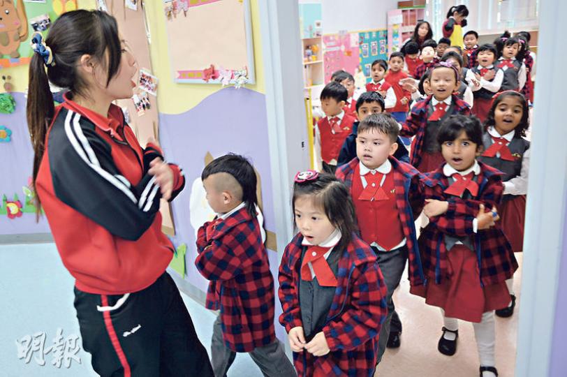 太陽島幼稚園港灣豪庭分校租用屋苑商場物業,現時學券制下租金不獲補貼,學生要繳付學費。太陽島教育基金校董會主席黃復華指出,屬下10間分校均租用私人物業,預計免費幼教實施後最多獲一半租金補貼,另會以部分按人頭資助額補貼租金,希望半日制學生可免學費,全日制相信仍要交學費,但一定低於現時水平。(蘇智鑫攝) 太陽島幼稚園港灣豪庭分校租用屋苑商場物業,現時學券制下租金不獲補貼,學生要繳付學費。太陽島教育基金校董會主席黃復華指出,屬下10間分校均租用私人物業,預計免費幼教實施後最多獲一半租金補貼,另會以部分按人頭資助額補貼租金,希望半日制學生可免學費,全日制相信仍要交學費,但一定低於現時水平。(蘇智鑫攝)