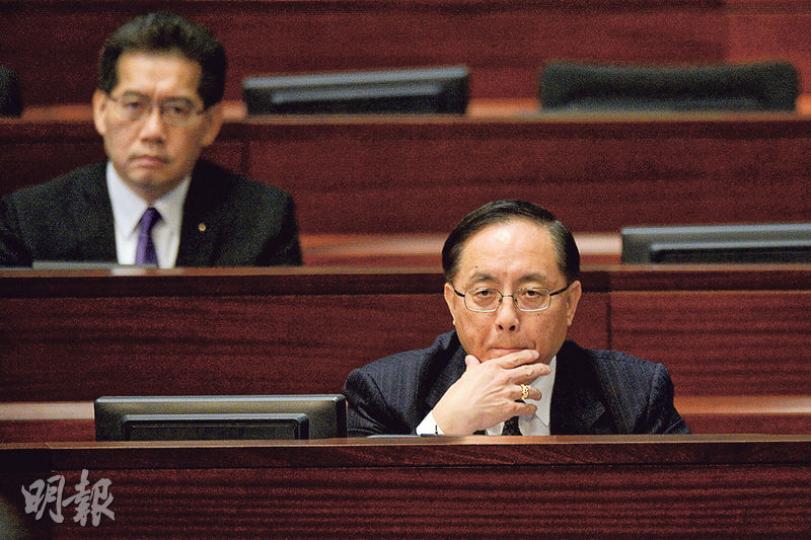 創科局長楊偉雄(前)上任後首次在《施政報告》詳細交代各項工作細節,包括花45億元成立3項基金,當中破天荒採用「跟頭」模式,政府將與私人投資者配對,並跟從對方眼光投資初創企業。(鍾林枝攝)科技公司Myndar行政總裁文振聲(圖)相信政府牽頭與私人投資者一起投資,可令初創企業較易上軌道,亦令他這類有意擴展的公司受惠。(蘇智鑫攝) 創科局長楊偉雄(前)上任後首次在《施政報告》詳細交代各項工作細節,包括花45億元成立3項基金,當中破天荒採用「跟頭」模式,政府將與私人投資者配對,並跟從對方眼光投資初創企業。(鍾林枝攝)科技公司Myndar行政總裁文振聲(圖)相信政府牽頭與私人投資者一起投資,可令初創企業較易上軌道,亦令他這類有意擴展的公司受惠。(蘇智鑫攝)