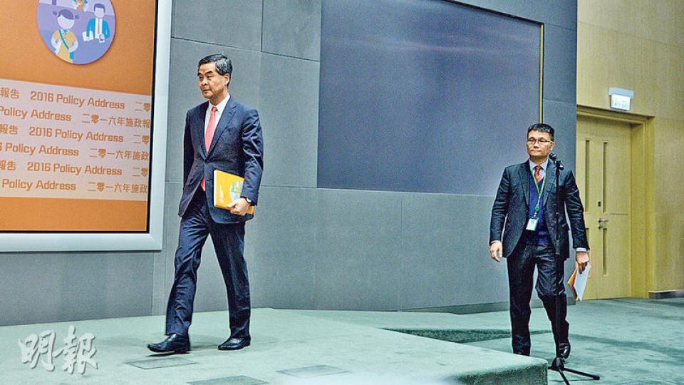 特首梁振英(左)出席《施政報告》記者會,由新聞統籌專員馮煒光(右)做主持。(鍾林枝攝) 特首梁振英(左)出席《施政報告》記者會,由新聞統籌專員馮煒光(右)做主持。(鍾林枝攝)