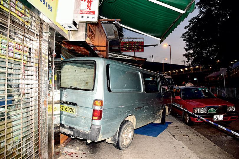 被人偷走的客貨車昨早倒駛撞毁元朗泰祥街一間印度餐廳的鐵閘。該店上周五亦曾被人打爛大玻璃及淋紅漆。(蔡方山攝) 被人偷走的客貨車昨早倒駛撞毁元朗泰祥街一間印度餐廳的鐵閘。該店上周五亦曾被人打爛大玻璃及淋紅漆。(蔡方山攝)