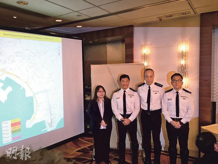 運輸署高級運輸主任袁妙珍(左一)及警方人員昨公布周日渣打馬拉松的封路安排,指由於今年賽道首次進入旺角,預料屆時九龍區交通將會顯著擠塞,駕駛者要提早計劃行程。(王慧瓊攝) 運輸署高級運輸主任袁妙珍(左一)及警方人員昨公布周日渣打馬拉松的封路安排,指由於今年賽道首次進入旺角,預料屆時九龍區交通將會顯著擠塞,駕駛者要提早計劃行程。(王慧瓊攝)