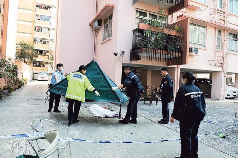 從露台墮樓的女傭當場斃命,警員用小帳篷遮掩遺體,等候仵工到場舁送殮房。(賴俊傑攝) 從露台墮樓的女傭當場斃命,警員用小帳篷遮掩遺體,等候仵工到場舁送殮房。(賴俊傑攝)