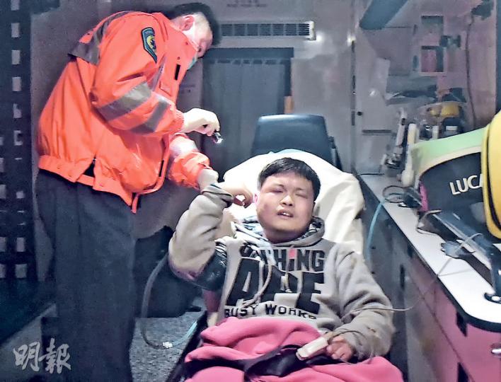 男子被情侶打傷,手機及銀包遭搶去,事後由救護車送院,無大礙。(蔡方山攝)謝姓男子被情侶搶去手機,警方其後在公園附近草叢找到手機殼,但手機已失去蹤影。(蔡方山攝) 男子被情侶打傷,手機及銀包遭搶去,事後由救護車送院,無大礙。(蔡方山攝)謝姓男子被情侶搶去手機,警方其後在公園附近草叢找到手機殼,但手機已失去蹤影。(蔡方山攝)