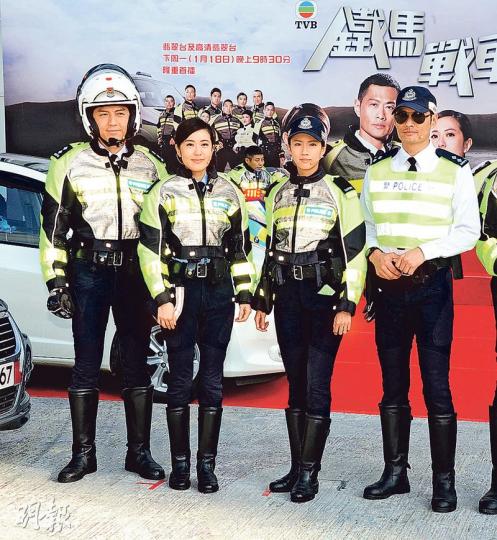 袁偉豪(左起)、唐詩詠、蔡思貝及黃德斌穿上整齊交通警服為新劇造勢。(攝影:陳釗) 袁偉豪(左起)、唐詩詠、蔡思貝及黃德斌穿上整齊交通警服為新劇造勢。(攝影:陳釗)