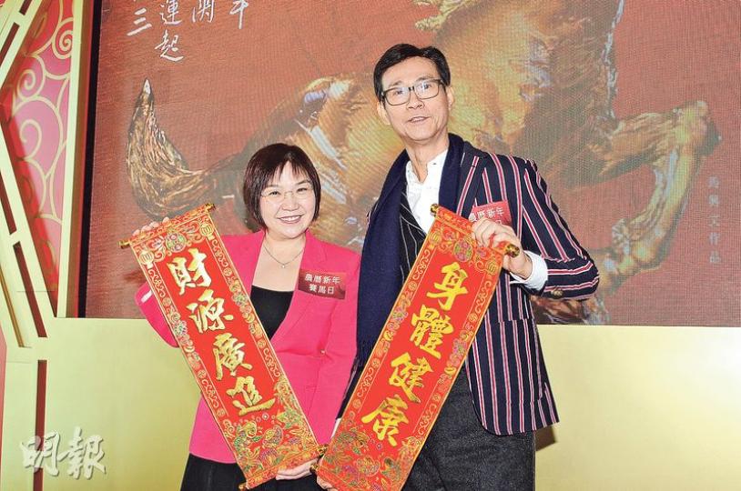 秋官(右)與麥玲玲介紹大年初三的賽馬活動。(攝影:鍾一虹) 秋官(右)與麥玲玲介紹大年初三的賽馬活動。(攝影:鍾一虹)