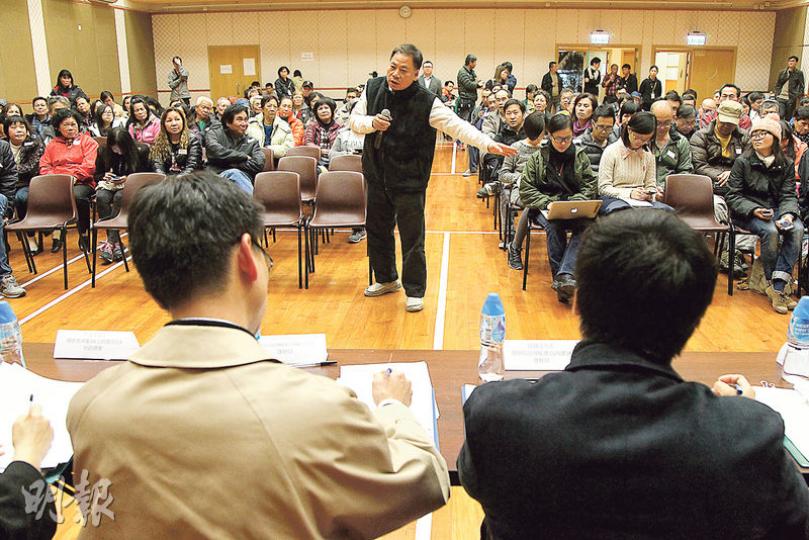 來自發展局、土木署及地政總署等10名官員代表與新界東北居民會面期間，部分居民情緒激動，質問官員做人口凍結登記，能否為居民提供保障，避免遭地主逼遷。（林俊源攝）