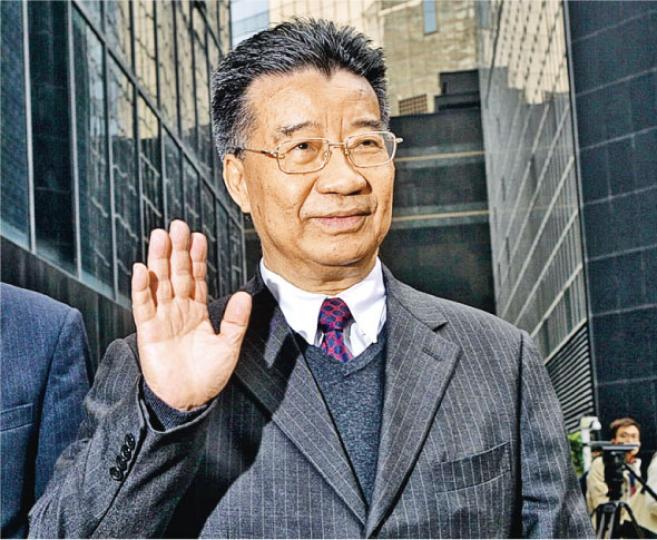 劉夢熊昨離開法院時稱，自辯後增加其能夠脫罪的信心，「樂觀審慎」，稱不會作最壞打算。（蘇智鑫攝）