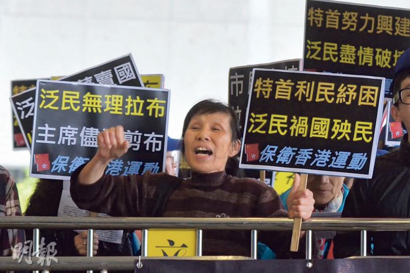 「保衛香港運動」大約20個成員，噚日喺立法會大樓外支持出席施政報告答問大會嘅梁振英，圖中呢個CY女擁躉就高呼「689，好特首」，唔知佢知唔知689呢個數字嘅背後意思呢？（蘇智鑫攝）