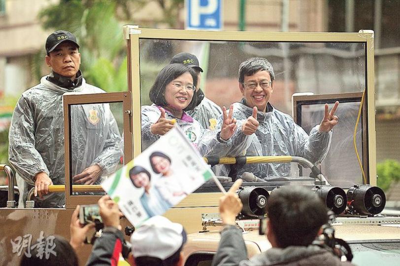 民進黨副總統候選人陳建仁（右）為參選新北立委的蘇貞昌之女蘇巧慧（左）跟車隊拜票。（鄧宗弘攝）