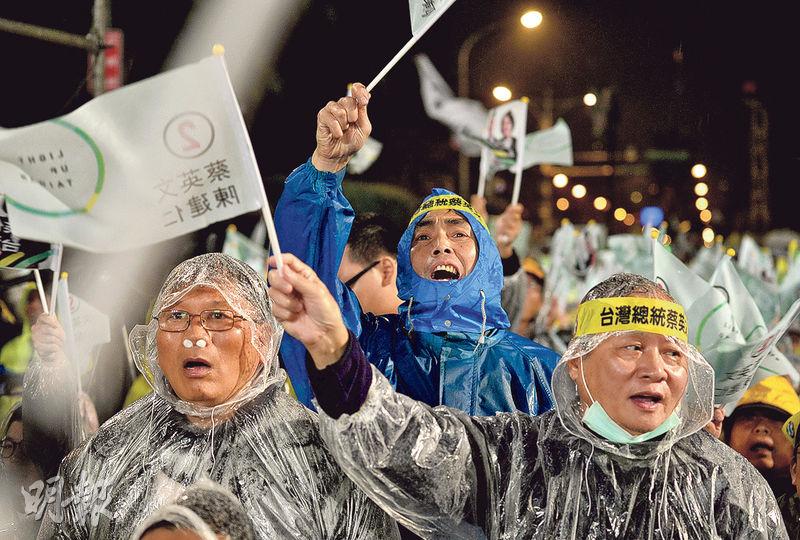 台灣選舉的造勢場合，出席者多是「阿公阿嬤」，以中老年人為主。（鄧宗弘攝）