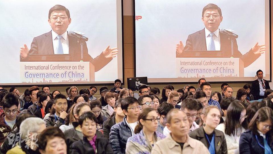 新任中聯辦法律部長王振民（屏幕中人）昨出席港大論壇時說，非常關心李波失蹤事件，相信中央和特區政府必定會嚴格按一國兩制及《基本法》處理事件。（馮凱鍵攝）