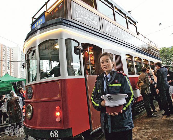 新設計嘅觀光電車上層係開放式，下層係懷舊古典車廂。（李紹昌攝） 車廂入面嘅控制台參照1920年代電車特別訂做。（李紹昌攝）
