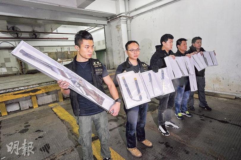警方昨在曾發生周凱亮弒父母兇案的大角嘴利得街海興大樓兩個目標單位，破獲黑幫武器庫，檢獲仿製長槍、利刀、雙節棍及小量冰毒，拘捕3男2女。（樊銳昌攝） 年近歲晚，警方連日展開全港打擊黃賭毒黑犯罪行動，最少拘捕90人；圖為警方前晚在北角破獲由黑幫14K操控的牌九賭檔行動中，拘捕19男女，檢獲約1.5萬元賭款及賭具。（蔡方山攝）