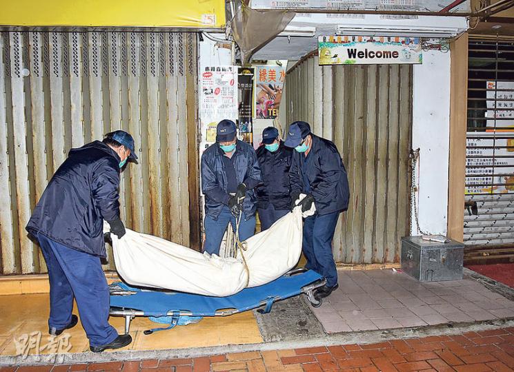 前日在荃灣揭發身中5刀倒斃廚房命案，警方經通宵調查，疑刀傷是患精神病死者自殘造成，案件無可疑，死者遺體由仵工舁走。（蔡方山攝）