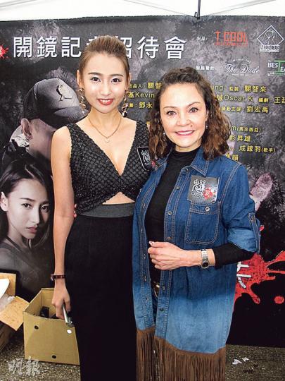 張栢芝媽媽戴莎莉(右)與馬來西亞女藝人林詩枝昨日出席電影《魕異》開鏡儀式。(攝影:鍾一虹) 張栢芝媽媽戴莎莉(右)與馬來西亞女藝人林詩枝昨日出席電影《魕異》開鏡儀式。(攝影:鍾一虹)