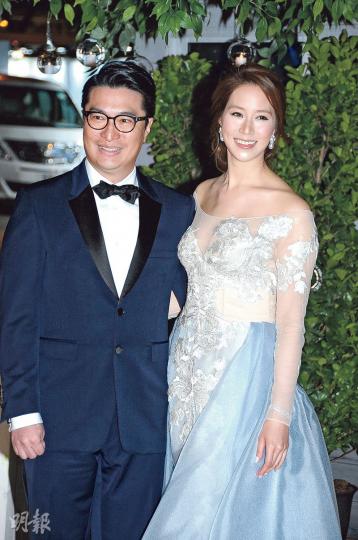 李家誠與太太徐子淇為孺仔建熹的百日宴花盡心意。(攝影:鍾偉茵) 四太梁安琪人到禮到給BB送上祝福。(攝影:鍾偉茵) 何超瓊出席百日宴後坐車離開。(攝影:鍾偉茵) 建熹BB百日宴首日的嘉賓主要是四叔的政商界好友,羅康瑞(左起)、譚耀宗與陳鑑林到賀。(攝影:鍾偉茵) 葉劉淑儀(攝影:鍾偉茵) 呂志和(攝影:鍾偉茵) 潘迪生夫婦(攝影:鍾偉茵) 蔡志明夫婦(攝影:鍾偉茵) 霍震寰為太太陳琪琪撐傘。(攝影:鍾偉茵) 李家誠與太太徐子淇為孺仔建熹的百日宴花盡心意。(攝影:鍾偉茵) 四太梁安琪人到禮到給BB送上祝福。(攝影:鍾偉茵) 何超瓊出席百日宴後坐車離開。(攝影:鍾偉茵) 建熹BB百日宴首日的嘉賓主要是四叔的政商界好友,羅康瑞(左起)、譚耀宗與陳鑑林到賀。(攝影:鍾偉茵) 葉劉淑儀(攝影:鍾偉茵) 呂志和(攝影:鍾偉茵) 潘迪生夫婦(攝影:鍾偉茵) 蔡志明夫婦(攝影:鍾偉茵) 霍震寰為太太陳琪琪撐傘。(攝影:鍾偉茵)