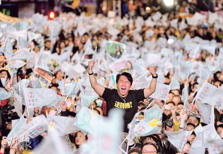 當獲悉蔡英文勝出總統大選後，民進黨總部外的支持者揮舞旗幟歡呼，慶祝勝利。（鄧宗弘攝）民進黨正副總統當選人蔡英文（右）、陳建仁（左），勝選後接受支持者的歡呼祝賀。（鄧宗弘攝）蔡英文支持者林小姐雖不滿蔡維持兩岸現狀，但認為好過「賣給中國」。（楊立贇攝）