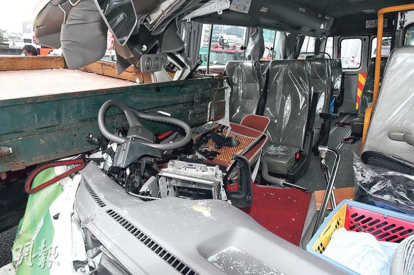 肇事復康小巴撞向貨車車尾後，車頭嚴重損毁，貨車尾架如利刀插入小巴司機位近1米。（林智傑攝）小巴女司機被救出時下顎血肉模糊重傷，由救護車送院經搶救，情况危殆。（林智傑攝）