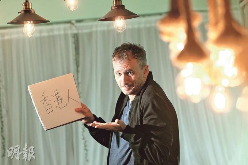 50歲的無綫前藝員河國榮(圖),為了歌唱夢來港打拚28年,至上周獲新媒體「毛記電視」的「分獎禮」頒發「香港區最受歡迎男歌星」,演唱改編版的《香港地》而爆紅,他感激香港人肯定其「真港人」身分,又說從未後悔來港。(林俊源攝) 50歲的無綫前藝員河國榮(圖),為了歌唱夢來港打拚28年,至上周獲新媒體「毛記電視」的「分獎禮」頒發「香港區最受歡迎男歌星」,演唱改編版的《香港地》而爆紅,他感激香港人肯定其「真港人」身分,又說從未後悔來港。(林俊源攝)