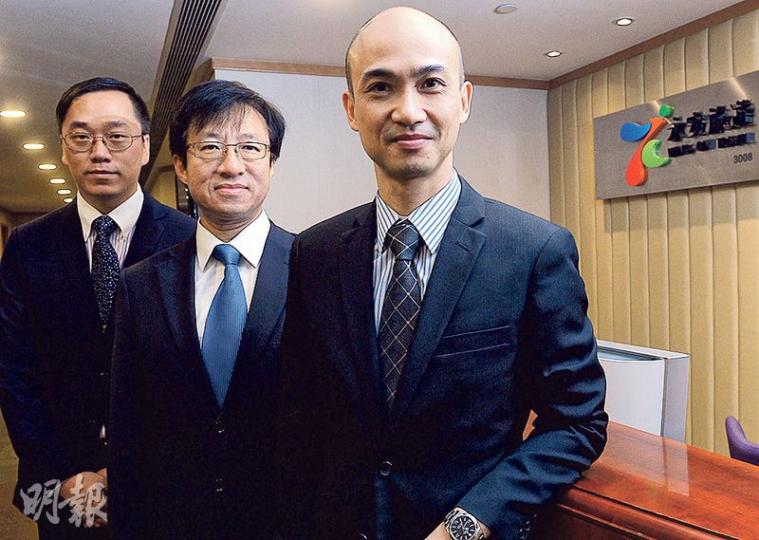 永安旅遊客戶服務部經理李啟樂（左一）表示，課程技巧雖暫未有機會用於同事及客人，但已率先應用在與家人管教小孩身上。圖中為心理衛生會首席企業培訓顧問黃廷儼、右為永安副總經理游迪威。（劉焌陶攝）