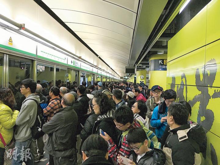 港鐵調景嶺站附近昨午發生信號故障，引致觀塘線列車服務受阻近兩小時，沿線多個車站月台也擠滿乘客。圖為調景嶺站月台情况。（黃建邦攝）