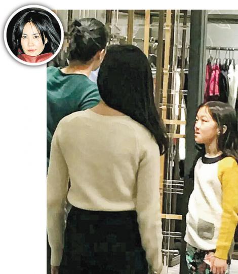 王菲身在北京帶埋女兒李嫣逛街購物。(微博圖片)霆鋒昨日在上海拍攝電視節目。(微博圖片)內地網再傳「鋒菲」昨日在大理結婚,還上載多張場地照片說正在綵排。(微博圖片) 王菲身在北京帶埋女兒李嫣逛街購物。(微博圖片)霆鋒昨日在上海拍攝電視節目。(微博圖片)內地網再傳「鋒菲」昨日在大理結婚,還上載多張場地照片說正在綵排。(微博圖片)