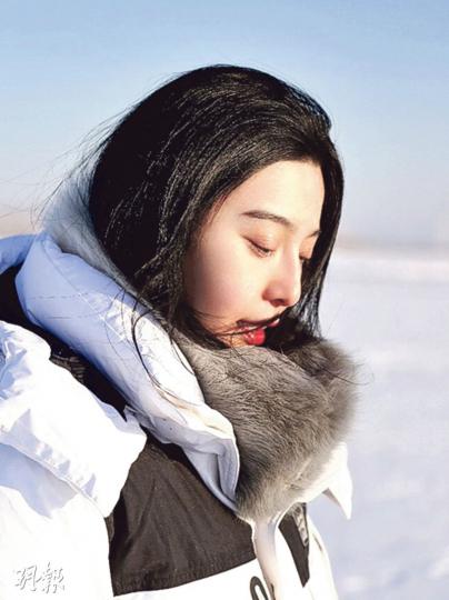 范冰冰昨日上載在雪地的照片,並撰文向男友李晨作愛的呼喚。(微博圖片) 范冰冰昨日上載在雪地的照片,並撰文向男友李晨作愛的呼喚。(微博圖片)