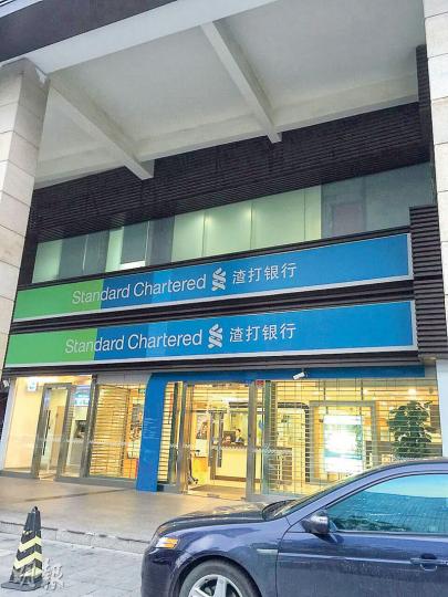 內地直擊﹕有北京渣打客戶指出，去年12月仍可於當地開設香港帳戶，惟目前卻已經停辦。本報記者赴深圳海岸城渣打支行，同樣被職員告知，已不能辦理開通香港帳戶。（顧冷冰攝）內地直擊﹕農業銀行成都某分行指出，網上可以兌換外匯，不過該支行不辦理提取外匯現鈔，如果需要外匯現鈔，要到中國銀行辦理。（武君攝）