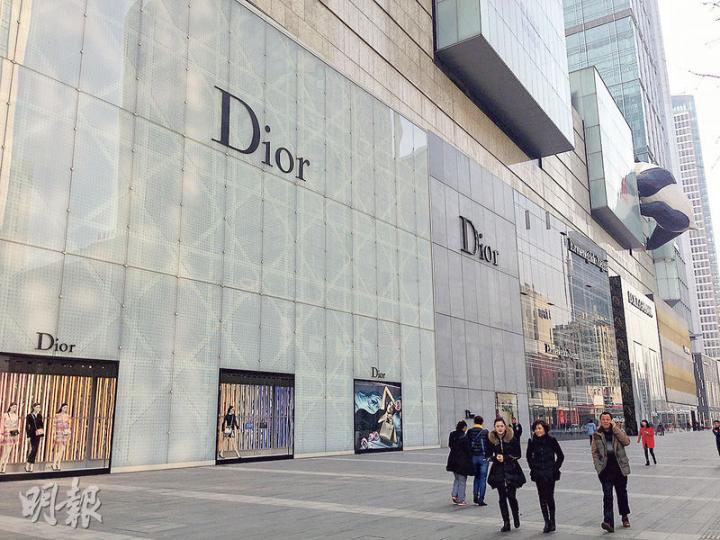 成都IFS的臨街店鋪構成了長達520米的名店街，貌似香港海港城；而外牆上的熊貓成為吸引客流的獨特景觀。（武君攝）