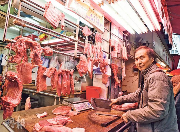 賣豬肉40年、64歲的新哥說，現時每日工作12小時，中間僅1小時休息，「11小時完全企喺度」，就連假期都屬無薪假，他稱如要吸引新人入行，應縮短工時及設有薪假期等。（陳淑安攝）