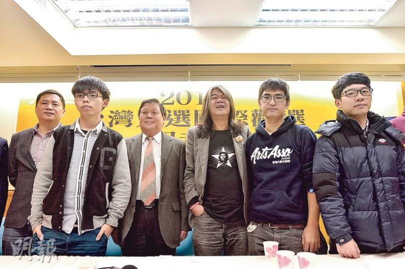 港台兩地嘅學術及社運界代表噚日聚首一堂交流，大談台灣大選。左起：住喺台灣嘅八九學運領袖王丹、學民思潮黃之鋒、台灣學者顧忠華、立法會議員梁國雄、學聯前秘書長周永康及現任秘書長羅冠聰。（鄧宗弘攝）