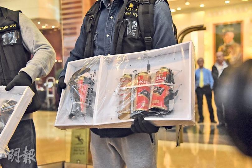 警方在賓館一樓男廁檢獲5支10吋長家用石油氣罐，部分仍貼有黑膠紙，亦發現兩個計時器，警方事後撿走相關證物。（林智傑攝）