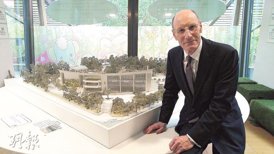 英國土木工程師學會會長Sir John Armitt上周在零碳天地接受訪問時表示，零碳天地是本港環保建築的例子之一，建議政府在未來規劃新市鎮時，應以「低碳都市」為目標，並認同政府提出設立「樓宇項目指標制度」，相信可應付建築物成本上漲問題。（黃俊鋒攝）
