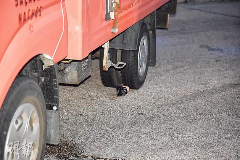 油麻地加士居道車禍中，傷者捱撞後一雙鞋飛脫，其中一隻落在貨車左後輪之前。（林智傑攝）車禍後姓盧女子頭部受傷，救護人員即場為她急救。（林智傑攝）