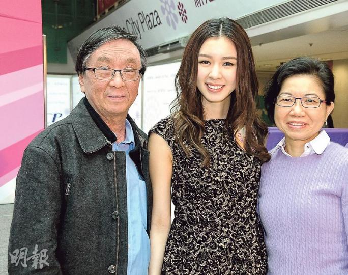麥明詩出席華姐競選活動,獲父母撐場。(攝影:鍾偉茵)「翻版李嘉欣」朱亞琳跳啦啦隊舞步時使出一字馬。(攝影:鍾偉茵)朱亞琳即場打側手翻,十分厲害。(攝影:鍾偉茵)巫雪菲跳芭蕾舞,有板有眼。(攝影:鍾偉茵)黃嘉欣跳舞時突然忘記舞步,她只懂站在台中央傻笑,場面尷尬。(攝影:鍾偉茵)欒添不知自己被起底,慨嘆香港記者太厲害。(攝影:鍾偉茵)陳舒菲(右二)贏得「現場觀眾至Like表演」獎,由張名雅(左起)、鄧佩儀及邵佩詩頒獎。(攝影:鍾偉茵) 麥明詩出席華姐競選活動,獲父母撐場。(攝影:鍾偉茵)「翻版李嘉欣」朱亞琳跳啦啦隊舞步時使出一字馬。(攝影:鍾偉茵)朱亞琳即場打側手翻,十分厲害。(攝影:鍾偉茵)巫雪菲跳芭蕾舞,有板有眼。(攝影:鍾偉茵)黃嘉欣跳舞時突然忘記舞步,她只懂站在台中央傻笑,場面尷尬。(攝影:鍾偉茵)欒添不知自己被起底,慨嘆香港記者太厲害。(攝影:鍾偉茵)陳舒菲(右二)贏得「現場觀眾至Like表演」獎,由張名雅(左起)、鄧佩儀及邵佩詩頒獎。(攝影:鍾偉茵)