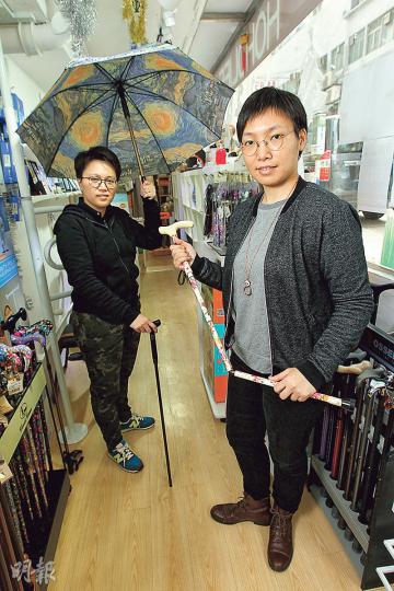好好集團行政總裁李燕儂（右）、總監蕭智敏（左），分別示範從台灣引入的摺疊式拐杖以及「拐杖雨傘」（拐杖和雨傘二合一產品）。（林俊源攝）