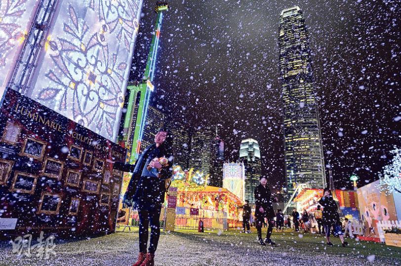 本港周日會降至9℃，雖有外國氣象網站預測本港下周將會下雪，然而天文台料降雪機會微。要感受白雪紛飛，市民或要到中環海濱舉行的歐陸嘉年華，體驗人造雪營造的冰雪世界。（鍾林枝攝）