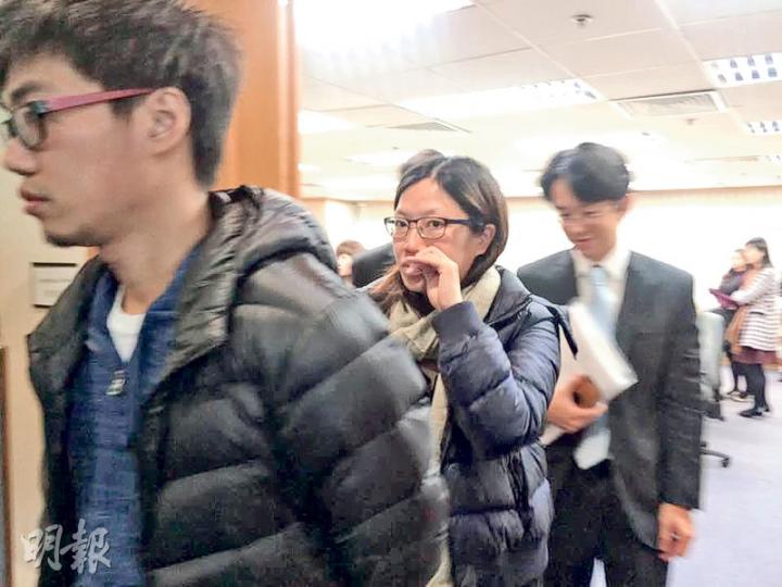 涉及「紗布封喉」醫療事故的護士吳幗敏（中）作供時稱，死者在伊利沙伯醫院的出院紀錄沒顯示其咽喉造口為永久性，故以處理臨時造口方法封實造口。（溫嘉敏攝）