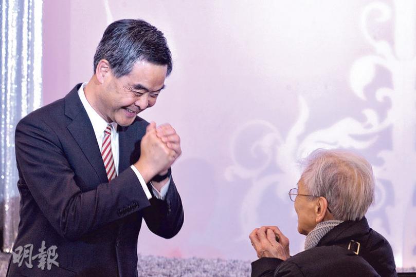 全民退保與取消強積金對冲等勞福議題仍處於僵局，特首梁振英（左）昨日現身每年一度由工聯會主辦的長者團年宴，向老人家恭賀新年，但逗留不足20分鐘已離開。而同樣受邀的政務司長林鄭月娥已一早表明不會出席。（楊柏賢攝）