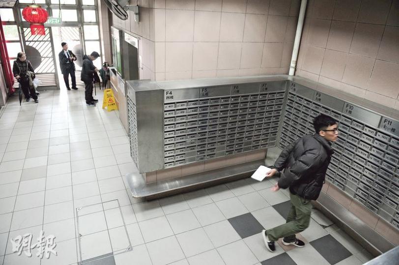 探員（右）昨再到發生男童離奇昏迷猝死的太和邨愛和樓地下大堂調查。據了解，前晚男童便是在近信箱旁的升降機前昏倒不治。（賴俊傑攝）