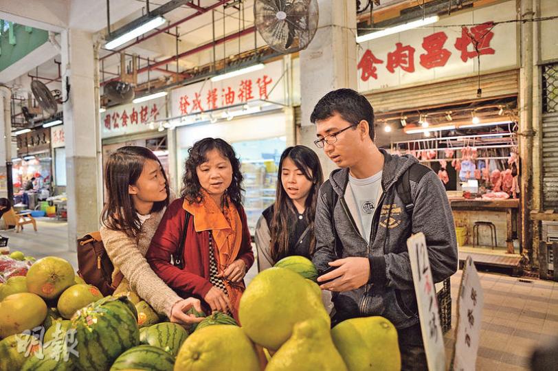 （蘇智鑫攝）丁媽（中）當了20多年全職家庭主婦，經常鑽研食譜、營養書籍等，務求讓家人吃得健康。女兒丁丁（左）笑說母親儼如家中的「行政主廚兼營養師」。受母親啟發，丁丁數月前與David（右）等友人成立「妳想煮意」，向在職婦女提供買餸服務。（蘇智鑫攝）