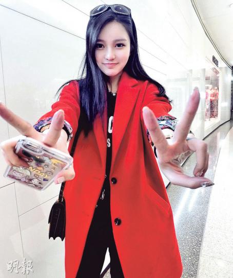 周揚青做跟得女友陪在小豬左右。(微博圖片) 周揚青做跟得女友陪在小豬左右。(微博圖片)